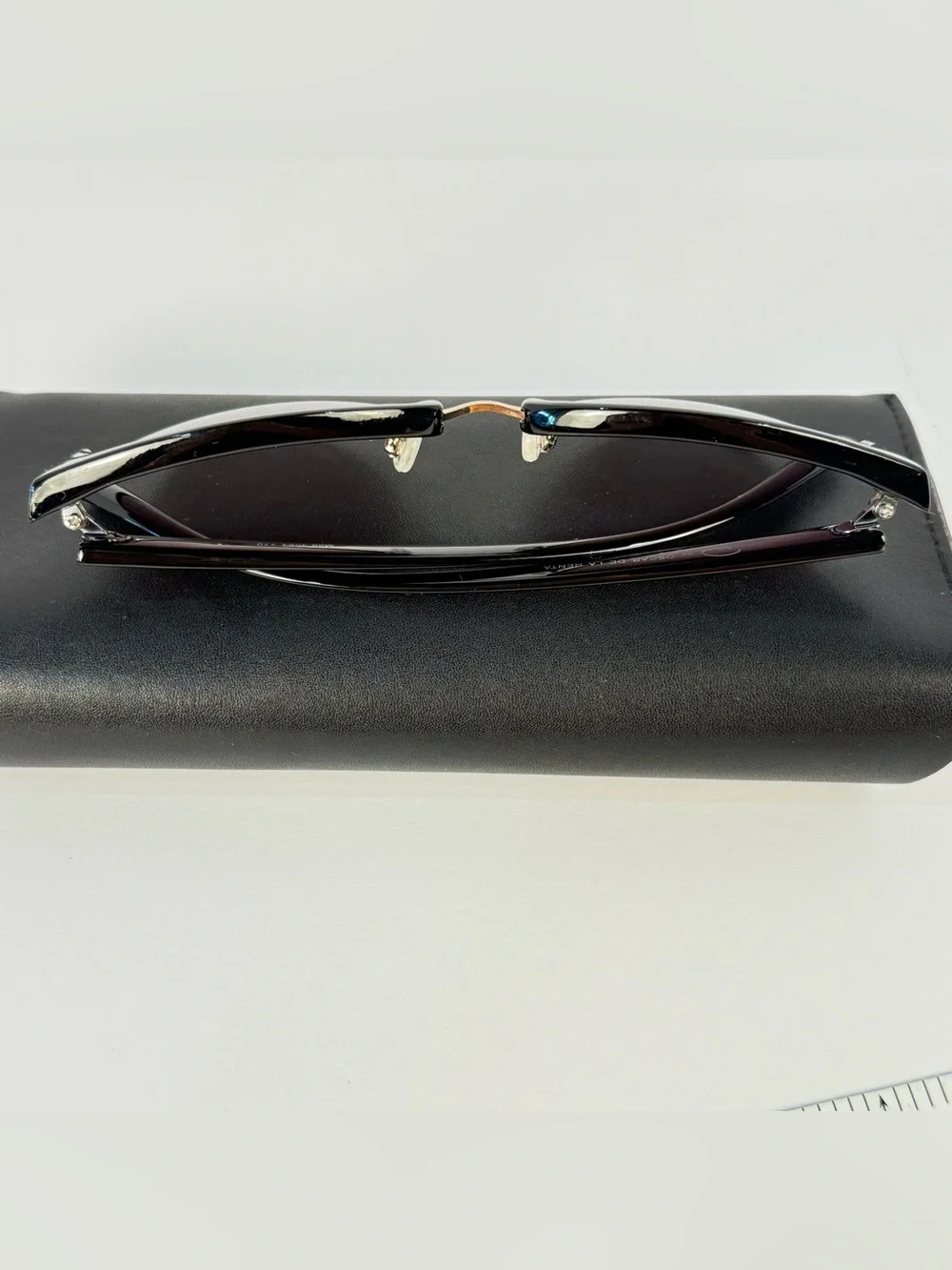 Oscar de la Renta frames are